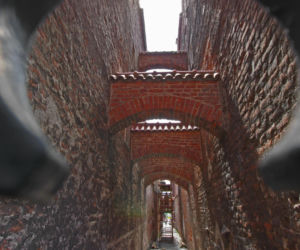 Najpiękniejsza uliczka w woj. warmińsko-mazurskim. Otwiera się tylko na kilka godzin