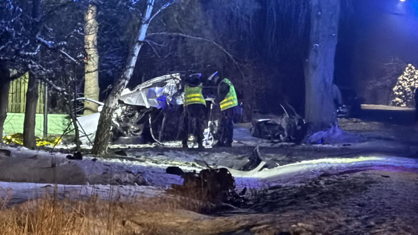 Uciekał seatem przed policją. Gonili go przez dwa powiaty. Zginął na drzewie