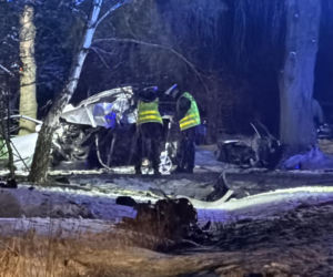 Uciekał seatem przed policją. Gonili go przez dwa powiaty. Zginął na drzewie