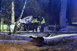Uciekał seatem przed policją. Gonili go przez dwa powiaty. Zginął na drzewie