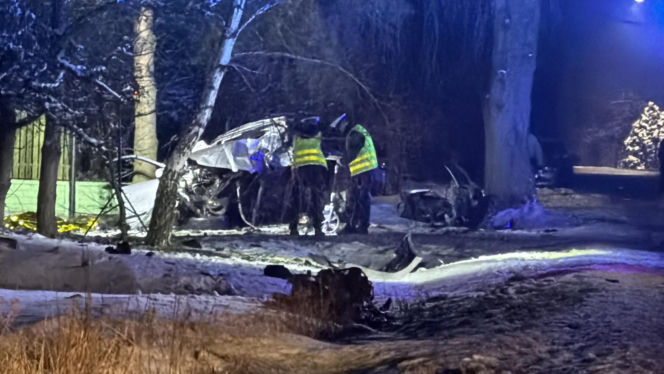 Uciekał seatem przed policją. Gonili go przez dwa powiaty. Zginął na drzewie