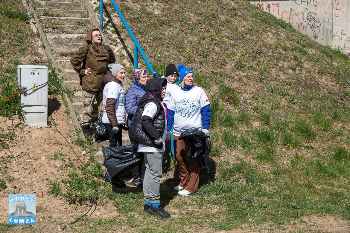Ponad 2 tony śmieci wyzbierane z brzegów Narwi! Operacja Czysta Rzeka w Łomży za nami