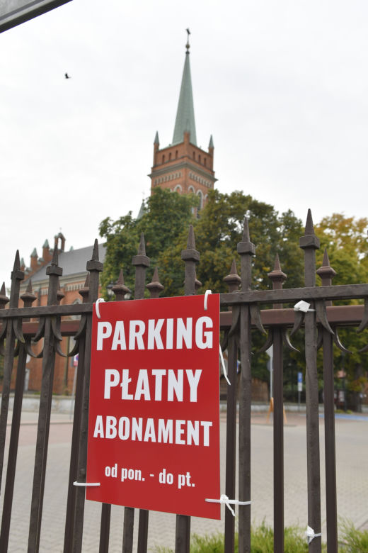 Rodzice puszczają dzieci na ulicę, bo… proboszcz wprowadził abonament za parking. "Gdzie teraz mamy parkować?"