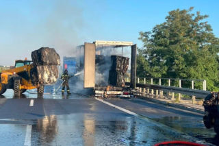 Uwaga kierowcy! Pożar na autostradzie A4. Droga nieprzejezdna