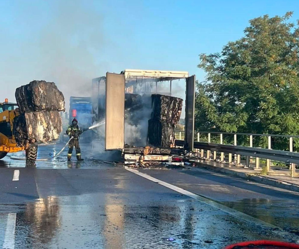 A4 zablokowana po pożarze ciężarówki. Jest wyznaczony objazd