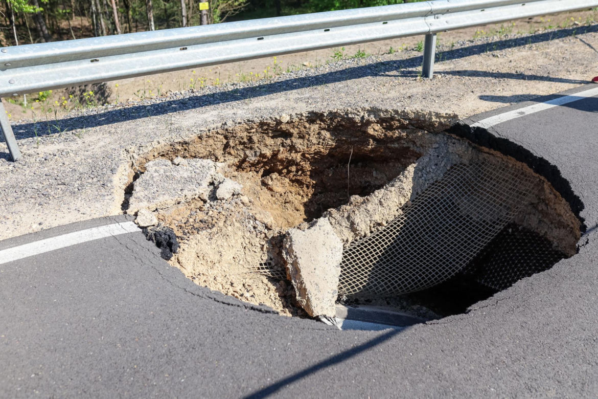 Obwodnica Bolesławia - najpierw zapadliska, teraz jezioro