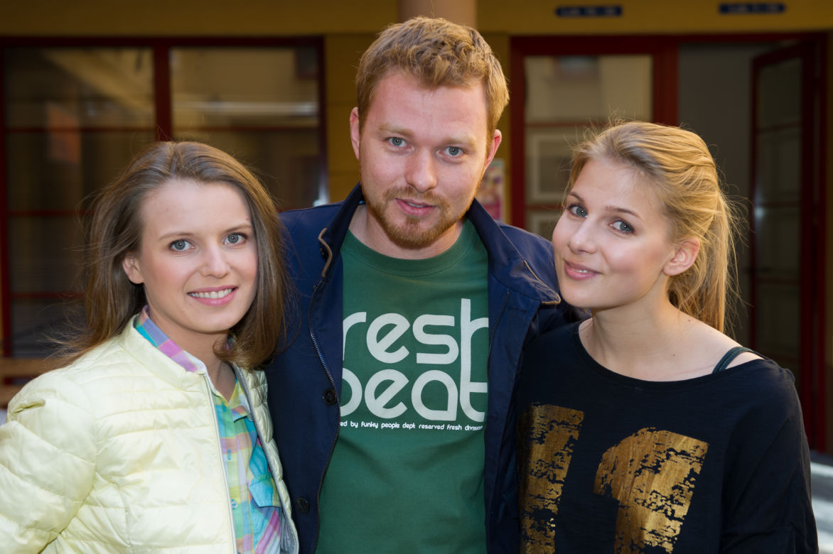 Na Wspólnej odc. 2149. Ola (Marta Wierzbicka) Łucja (Magdalena Łoś), Daniel (Michał Tomala)