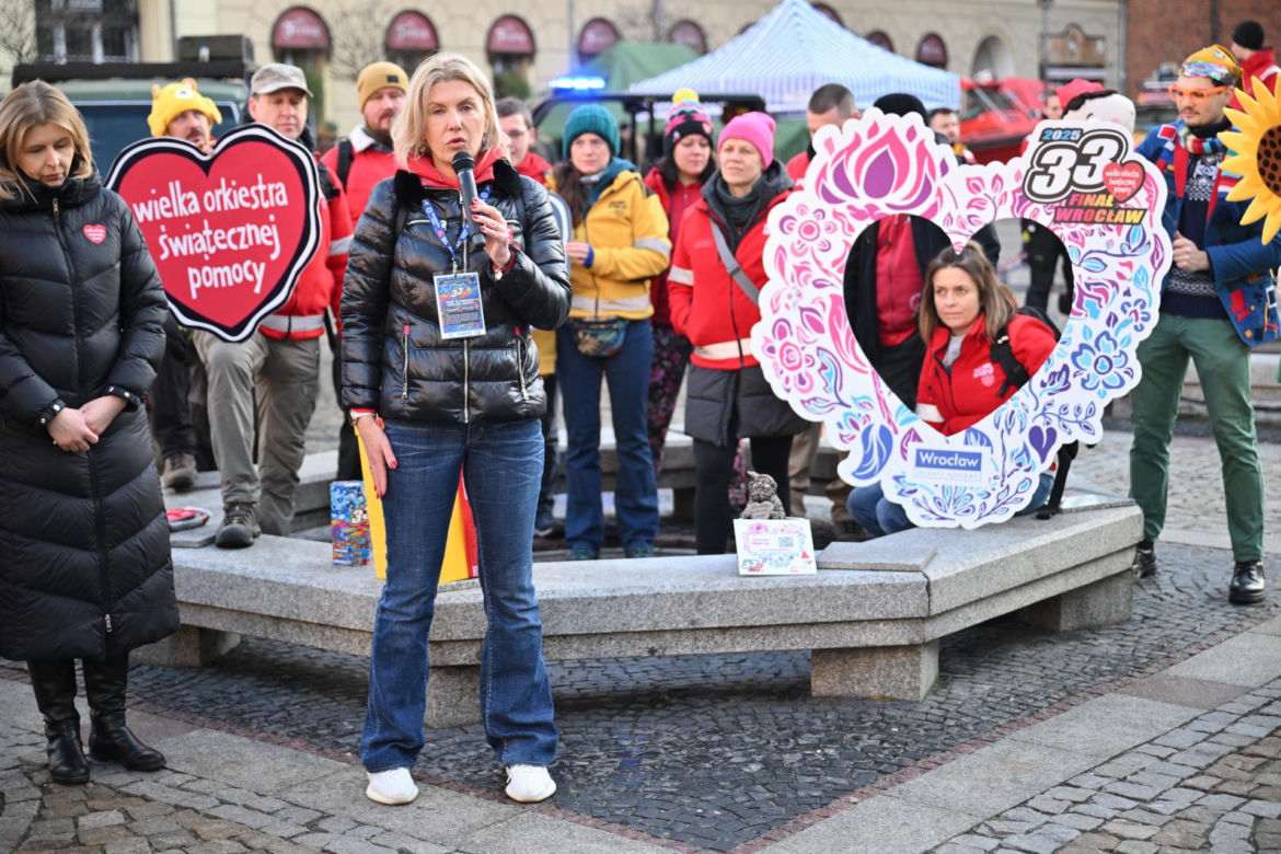 Wrocław. Wiceprezydent miasta Renata Granowska odsłania nowego krasnala - WOŚPKA