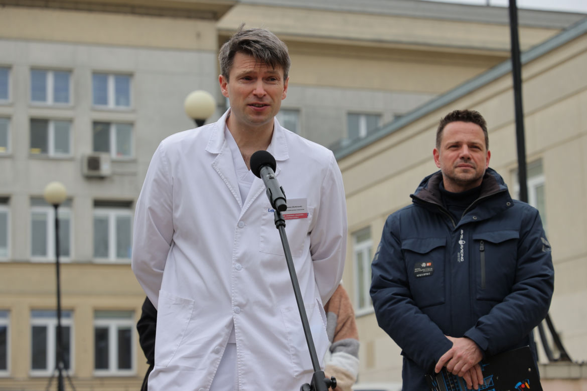 Warszawa zatrudnia medyków z Ukrainy. Konferencja Rafała Trzaskowskiego pod Szpitalem Bielańskim.