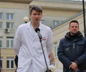 Warszawa zatrudnia medyków z Ukrainy. Konferencja Rafała Trzaskowskiego pod Szpitalem Bielańskim.