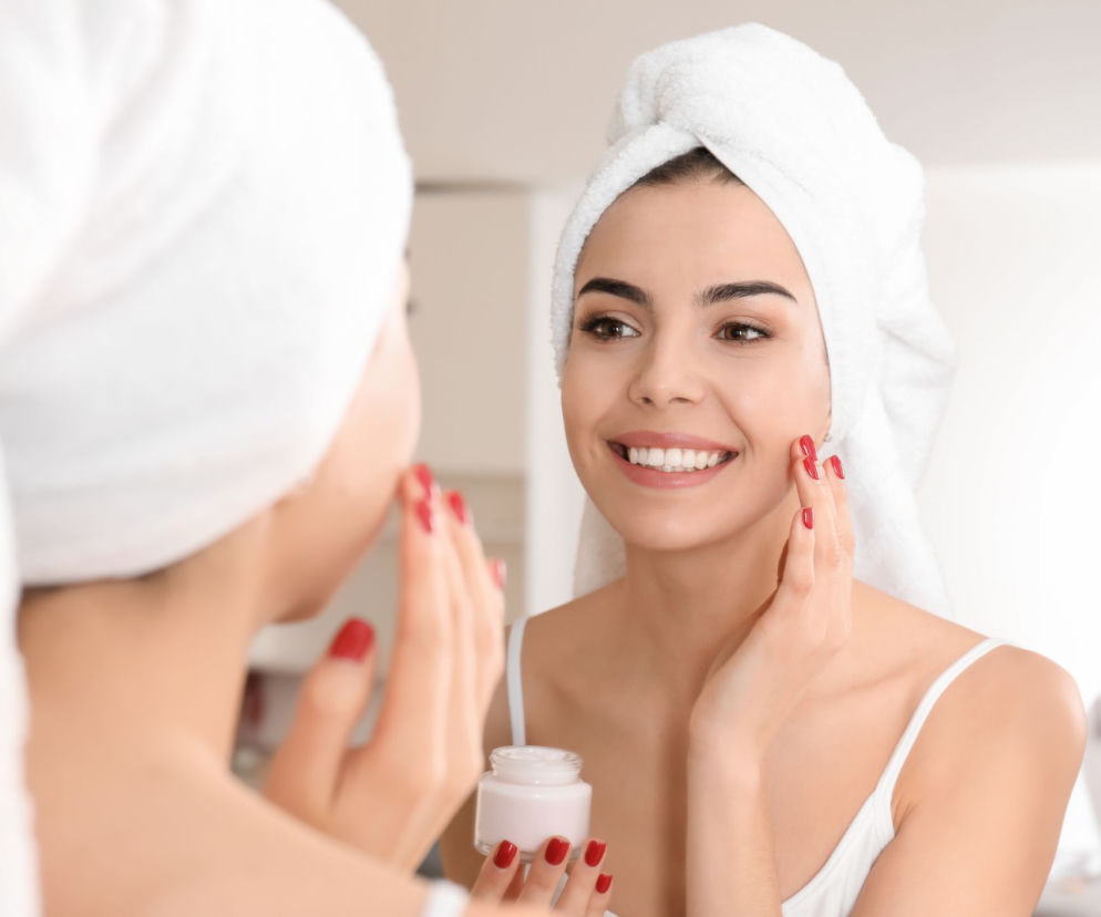 Jak dobrze dbać o skórę w trakcie kwarantanny? Dermatolog radzi 