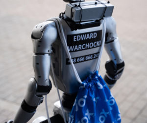 Robot Edward w VOX FM