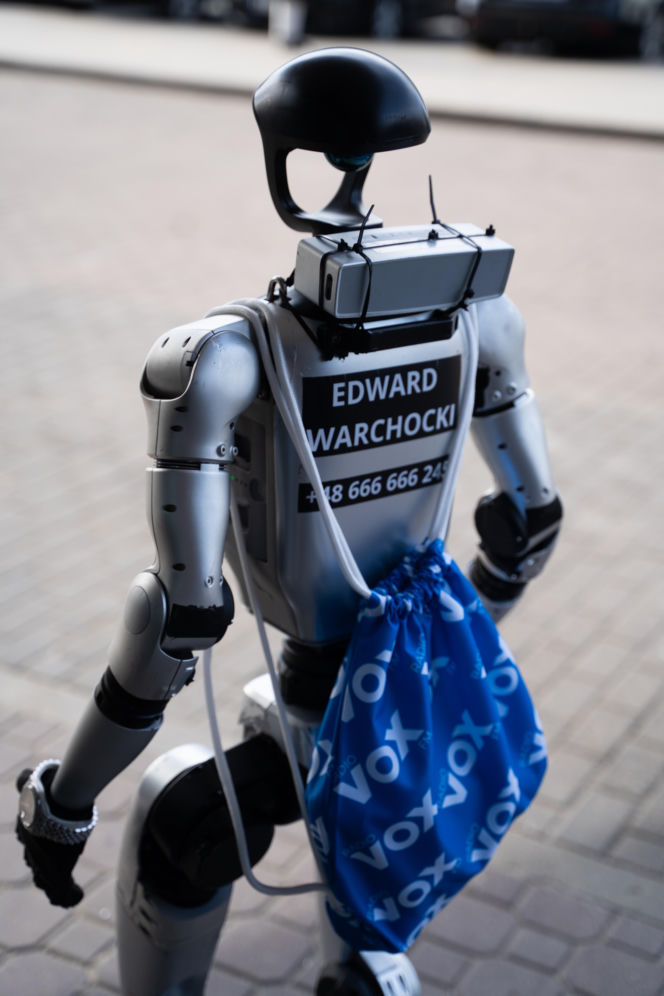 Robot Edward w VOX FM