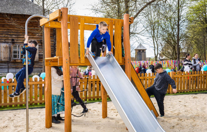 Tokarnia. Dzieci bawiące się na bezpiecznych, edukacyjnych konstrukcjach z drewna
