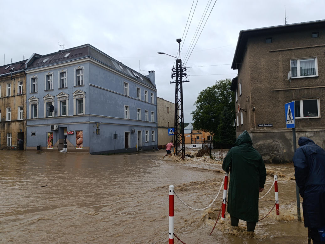 Zagrożenie powodziowe. Głuchołazy. Woda przelała się przez wały. Zalewa miasto