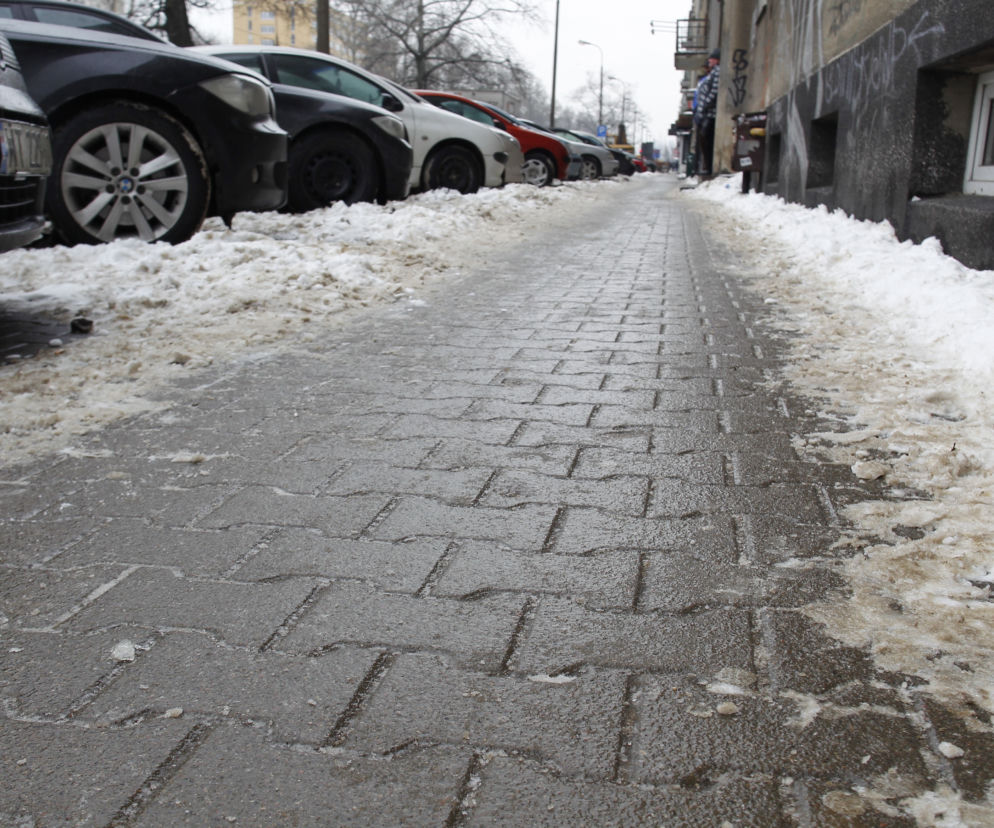 oblodzony chodnik, zima, śnieg na chodniku