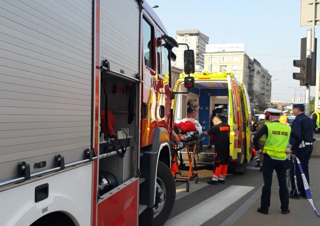  Poważny wypadek w centrum Warszawy! Piesza wpadła pod tramwaj