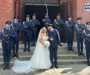 Co to był za ślub! Policjant powiedział „tak” w mundurze, a kościół otoczyła honorowa asysta