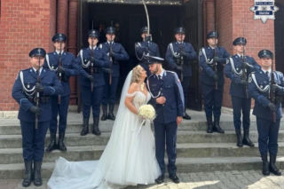 Co to był za ślub! Policjant powiedział „tak” w mundurze, a kościół otoczyła honorowa asysta