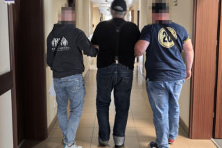 Próbował udusić ochroniarza przez czekoladę. Agresywny 67-latek w rękach policji