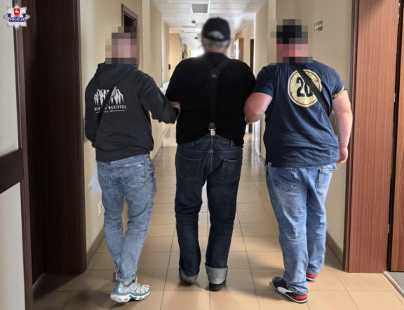 Próbował udusić ochroniarza przez czekoladę. Agresywny 67-latek w rękach policji