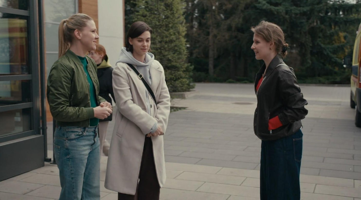 Na dobre i na złe odc. 998. Blanka (Pola Gonciarz), Zuza (Aurora Lipartowska), Dorota (Magdalena Wróbel)