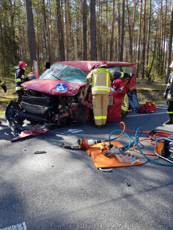 Koszmarny wypadek w Łódzkiem: Senior jechał swoim VW wprost pod pędzącą ciężarówkę!