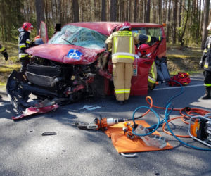 Koszmarny wypadek w Łódzkiem: Senior jechał swoim VW wprost pod pędzącą ciężarówkę!
