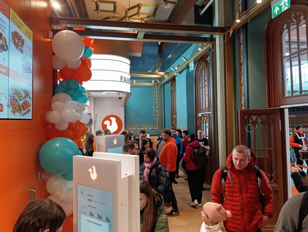 Popeyes na Dworcu Głównym we Wrocławiu otwarty! Spora kolejka, muzyka na żywo i darmowy kurczak