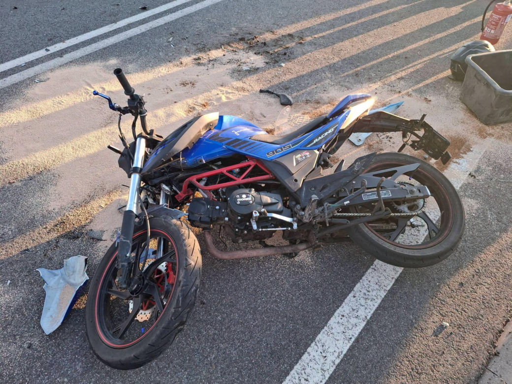 17-latek z gminy Kościan uderzył motorowerem w samochód. Doznał poważnych obrażeń