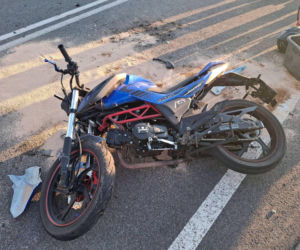 17-latek z gminy Kościan uderzył motorowerem w samochód. Doznał poważnych obrażeń