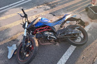 17-latek z gminy Kościan uderzył motorowerem w samochód. Doznał poważnych obrażeń