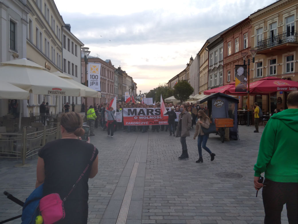 Maseczkom powiedzieli NIE! W Lublinie protestowali ci, dla których koronawirus to wymysł władzy.
