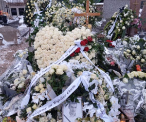 Grób 18-letniego Adama utonął w kwiatach