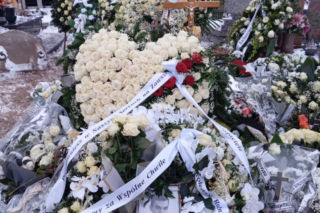 Grób 18-letniego Adama utonął w kwiatach