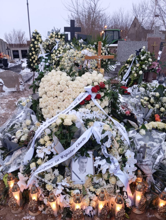 Grób 18-letniego Adama utonął w kwiatach