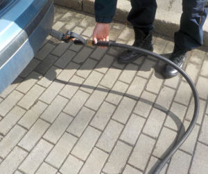 Nissan ciągnął za sobą węża... z dystrybutora gazu.