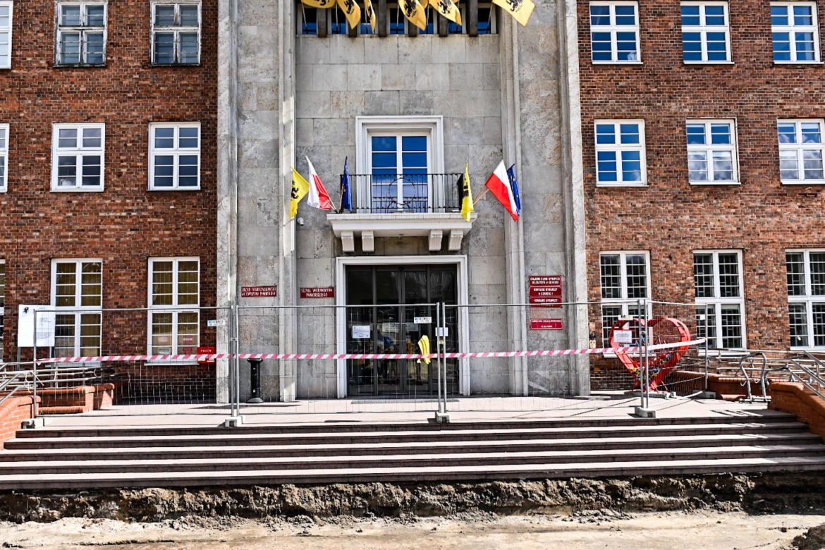 Marszałek Struk w szpitalu, urząd zamknięty [ZDJĘCIA]