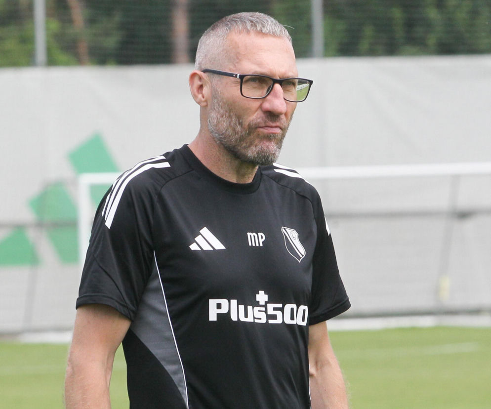 Trener Marek Papszun w czarnej koszulce treningowej Legii. O jego analizie meczu z Piastem przeczytasz na SE Supersport.