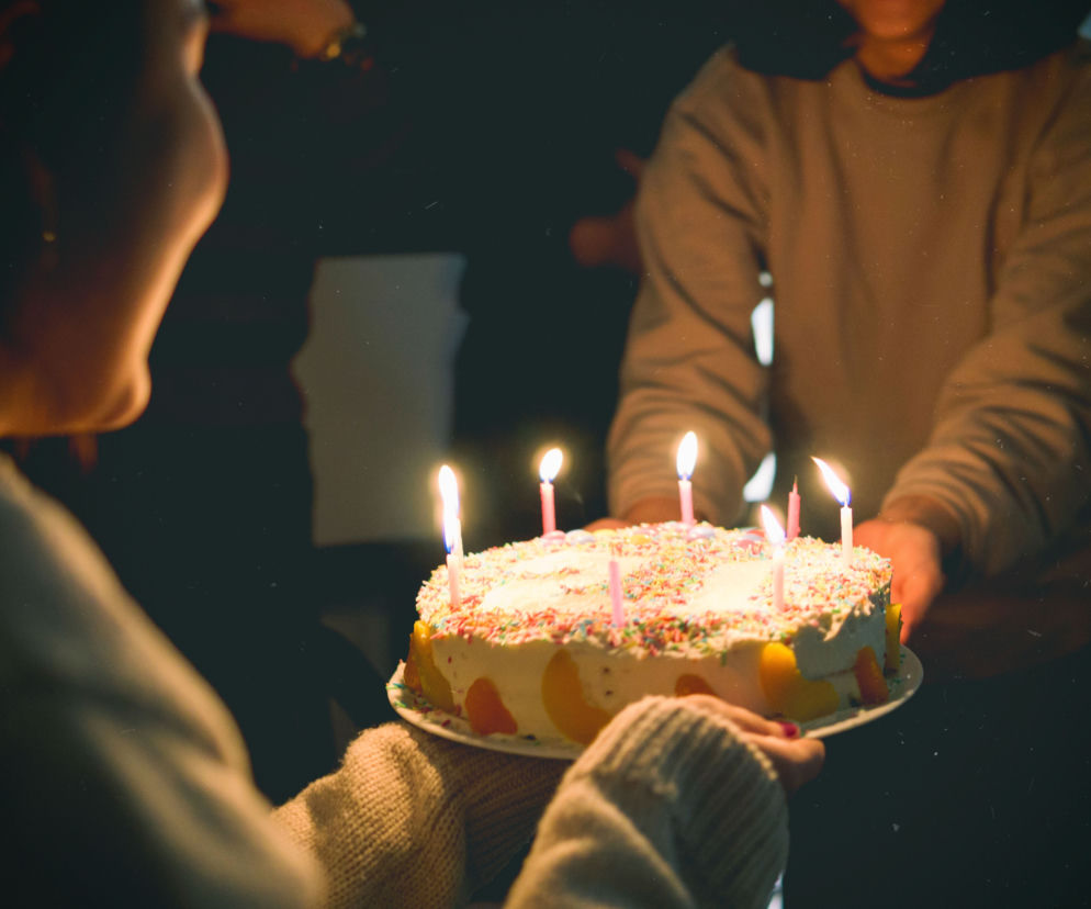 Życzenia urodzinowe 2021. Zobacz śmieszne i krótkie wierszyki na urodziny! [SMS, FACEBOOK - 14.09]