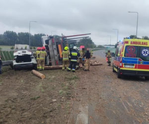 Zablokowana S5. W ciężarówce z drewnem pękła opona 