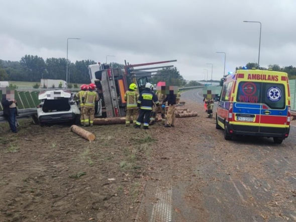 Zablokowana S5. W ciężarówce z drewnem pękła opona 
