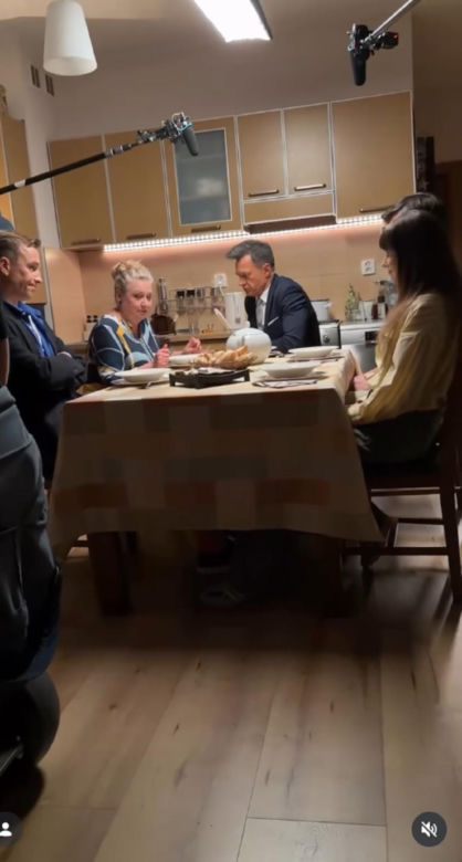 Na dobre i na złe nowy sezon na planie. Andrzej Falkowicz (Michał Żebrowski), Matylda (Amelia Czaja), pani Jadzia (Aldona Jankowska), Michał (Mateusz Janicki), chłopak Matyldy