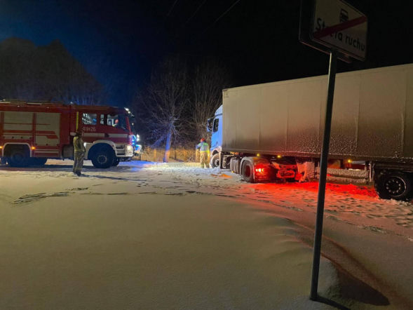 Pogodowy armagedon. Szef MSWiA zapowiada wzmożone kontrole tirów w całej Polsce