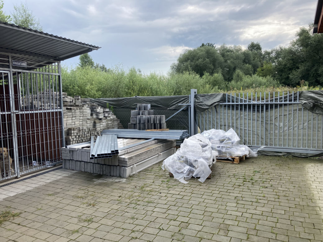 Trwa budowa wybiegu dla psów