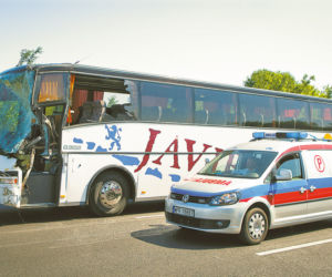 Autokar uderzył w przystanek