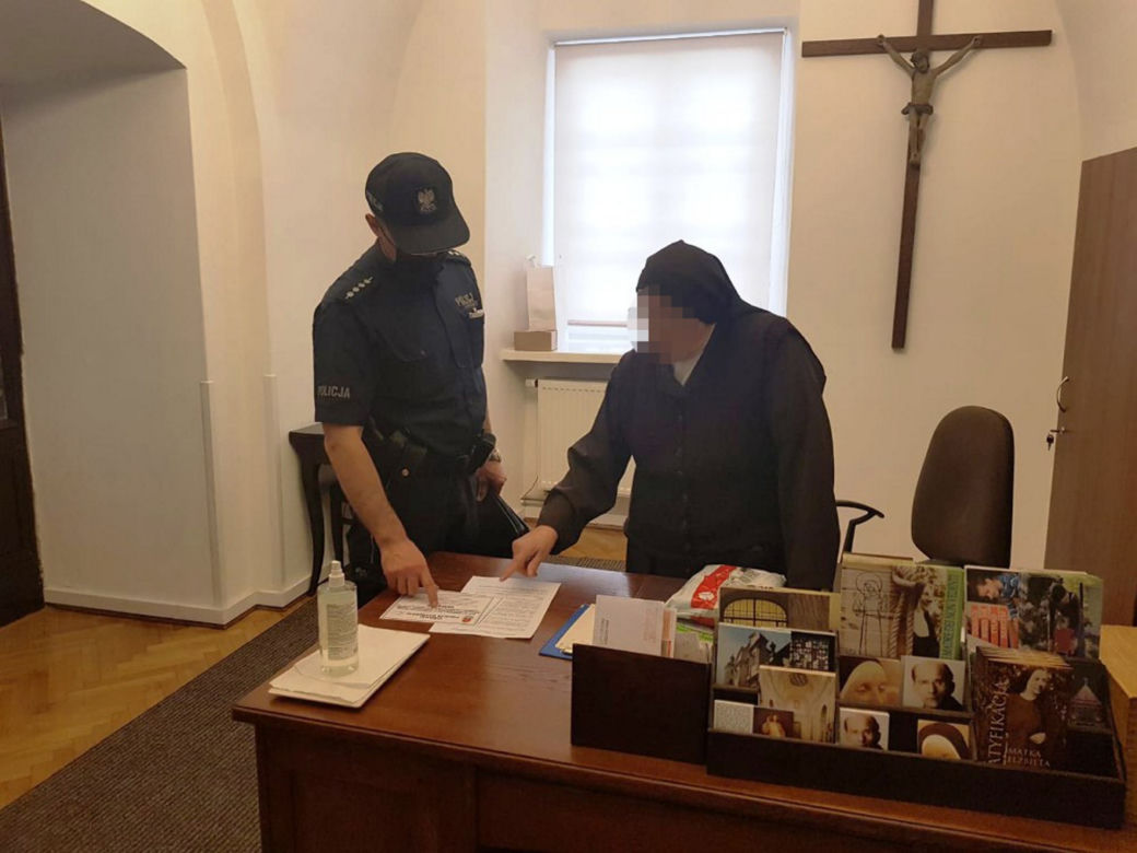 Policjanci edukują seniorów w Warszawie