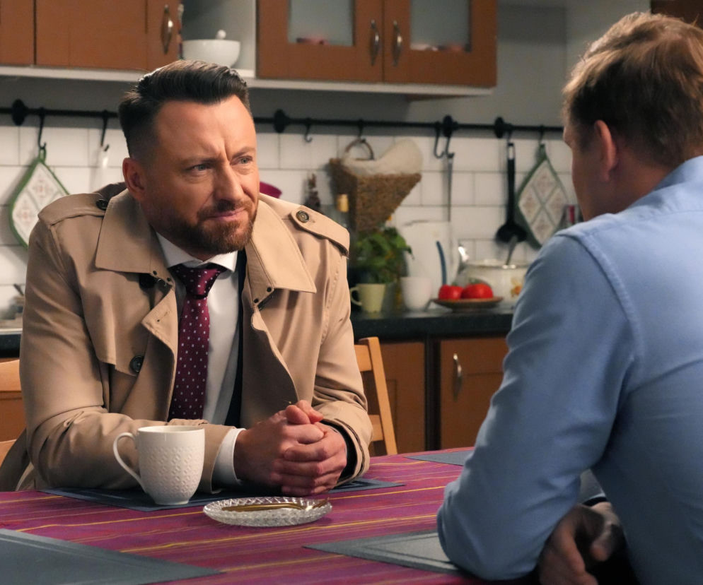 Marek Molak jako Hubert Pyrka, poważnie rozmawiający z Adamem Szczyszczajem (Wilk) w kuchni, podczas negocjacji sprzedaży domu, co widać w serialu Barwy szczęścia. Więcej o losach bohaterów przeczytasz na portalu Super Seriale.