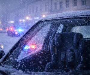 Strażnicy znaleźli zamarznięte dziecko. Ojciec zamknął syna w aucie i poszedł się bawić