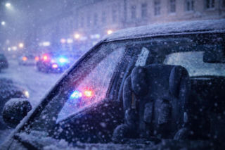 Strażnicy znaleźli zamarznięte dziecko. Ojciec zamknął syna w aucie i poszedł się bawić